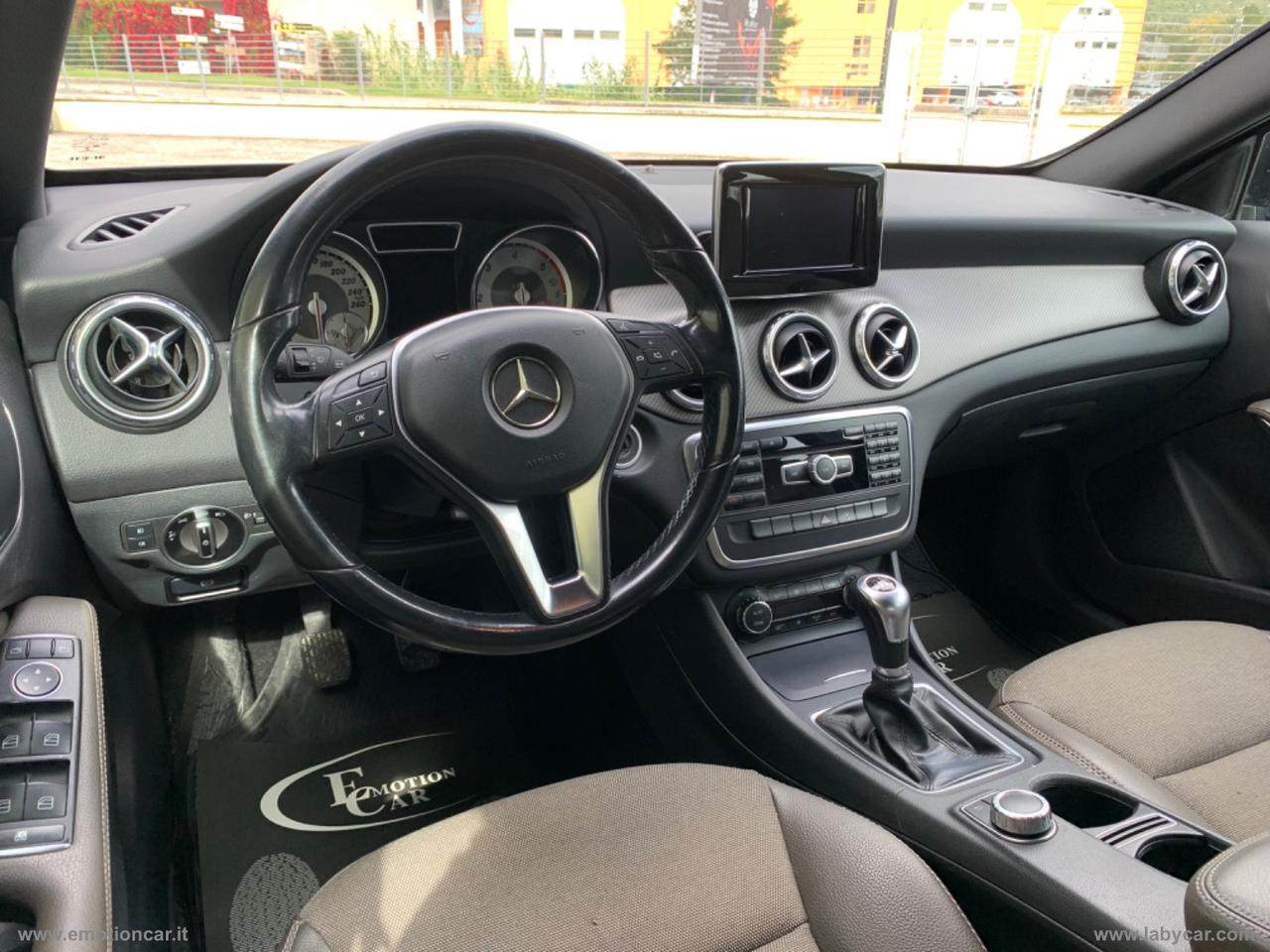 MERCEDES-BENZ GLA 200 CDI Premium - 2015