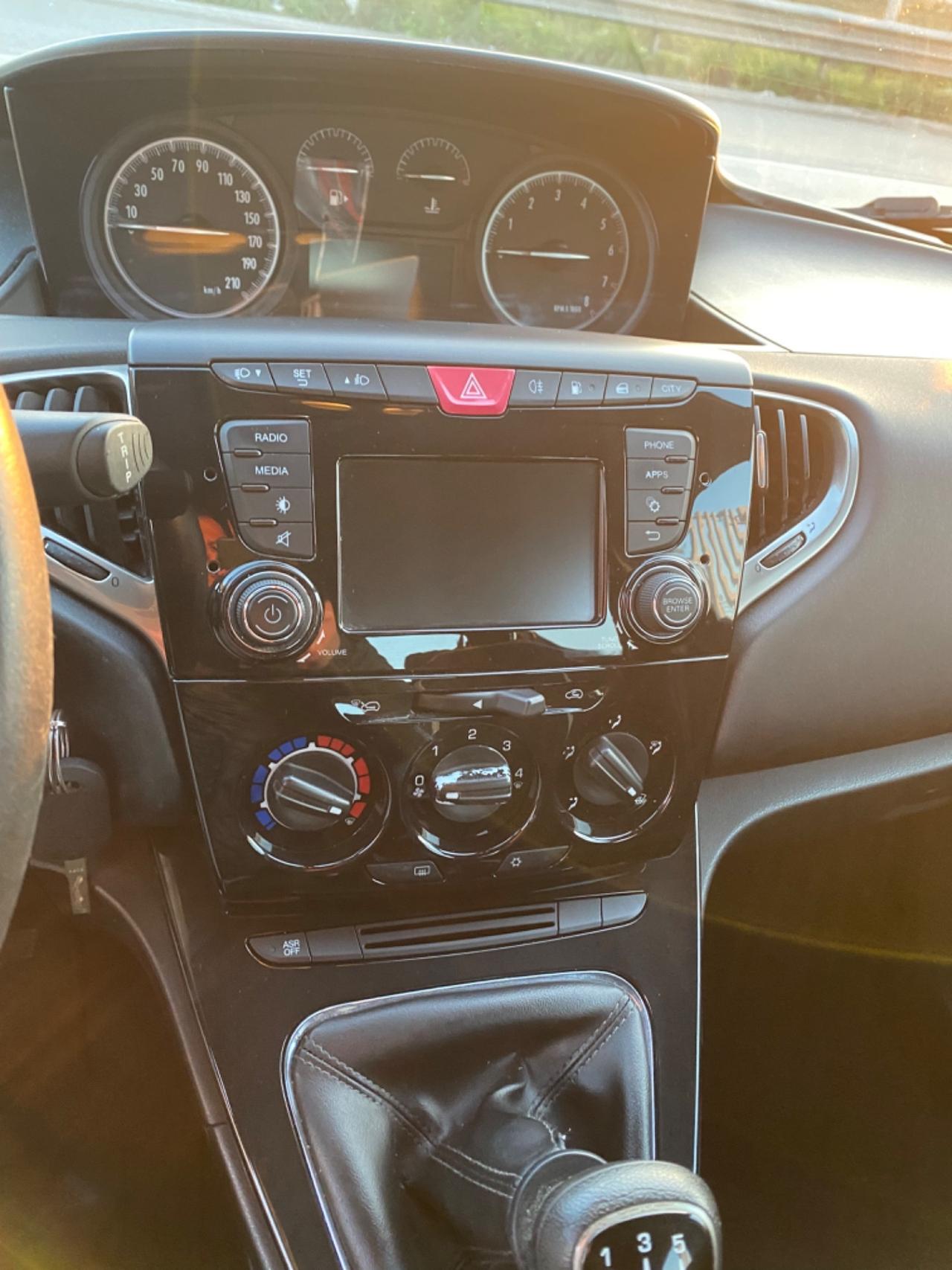 Lancia Ypsilon 1.2 69 CV 5 porte GPL Ecochic Silver