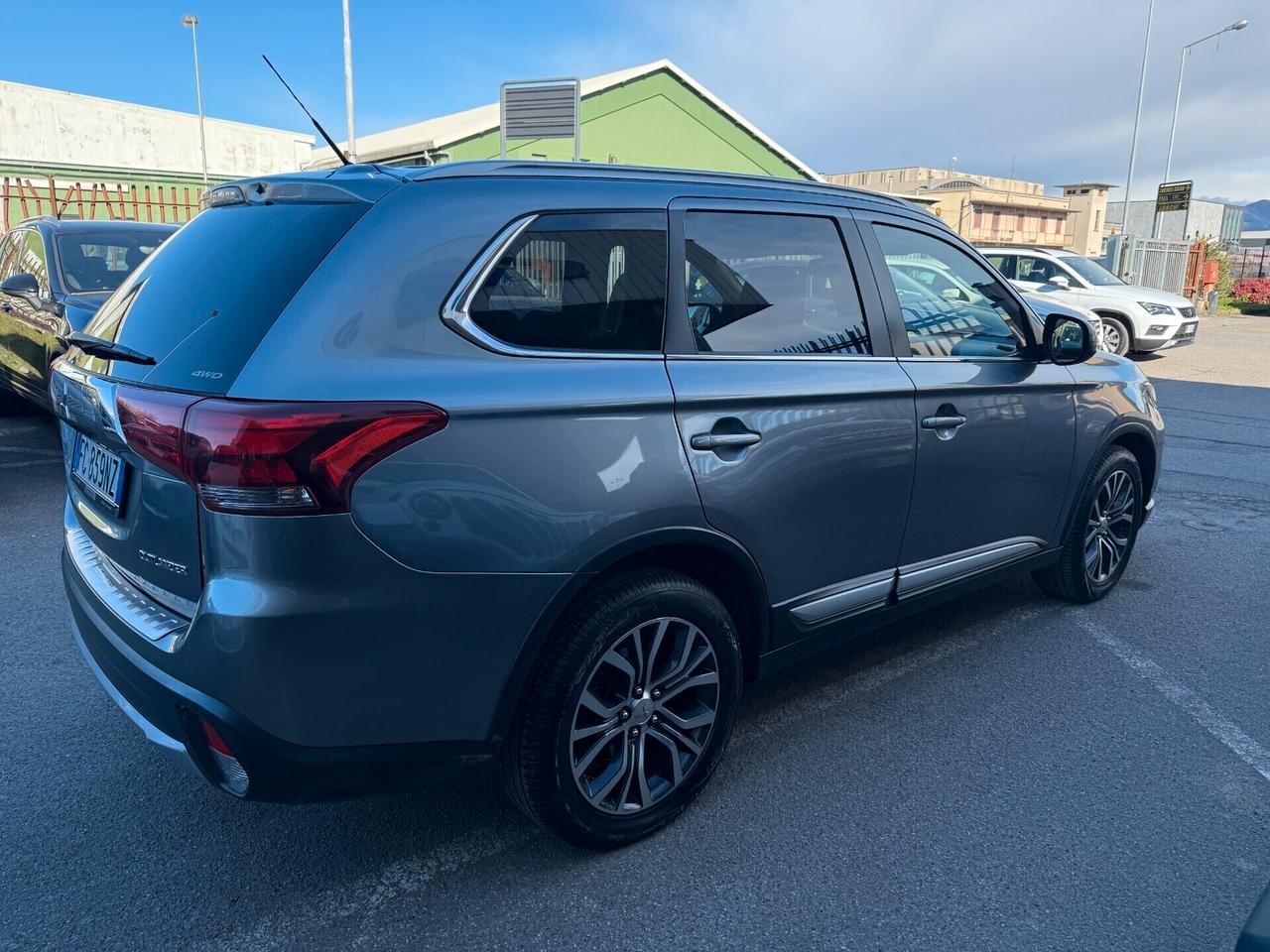 Mitsubishi Outlander 2.2 Plus awd 7 POSTI i auto 4X4