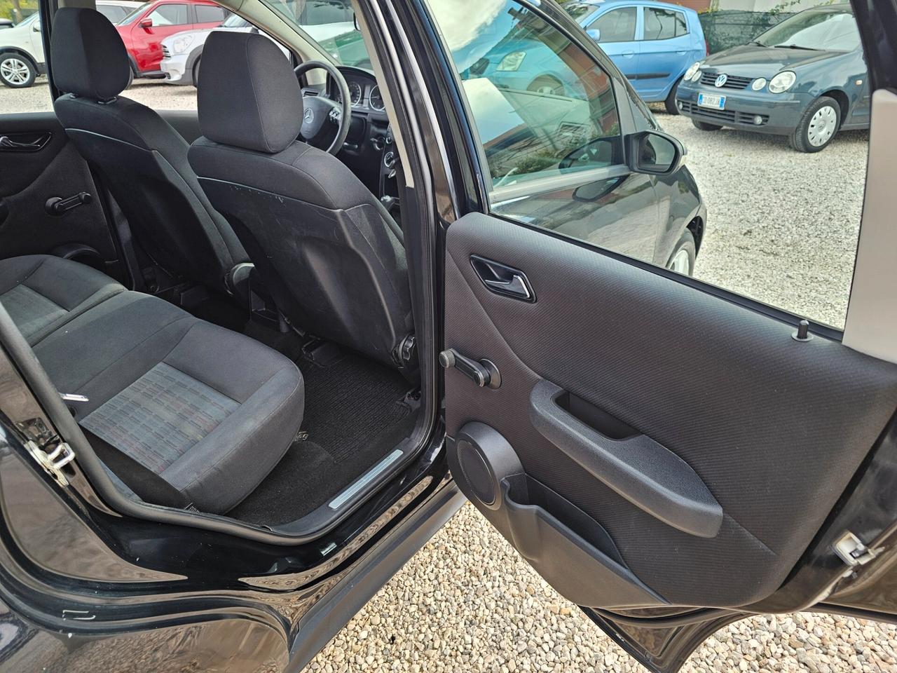 MERCEDES A180CDI 110CV CAMBIO AUTOMATICO ADATTA X NEOPATENTATI