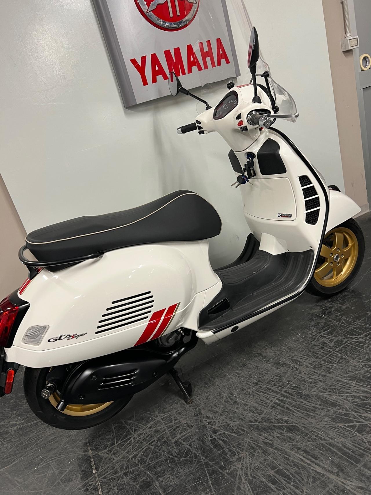 Vespa 300 GTS SPORT / RACING SIXTIES