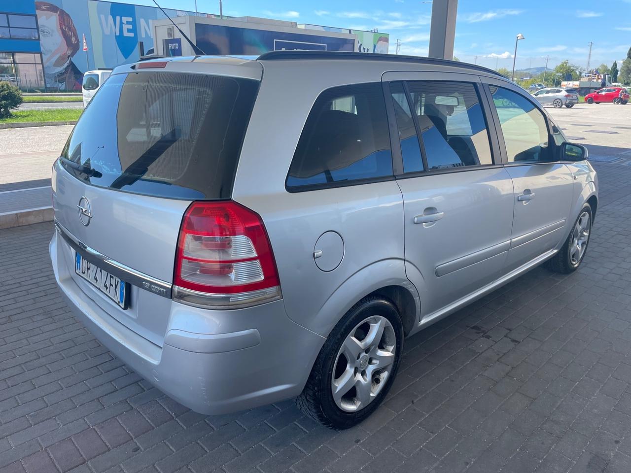 OPEL ZAFIRA 1.9 DISEL 190.000 KM 7 POSTI 2009.