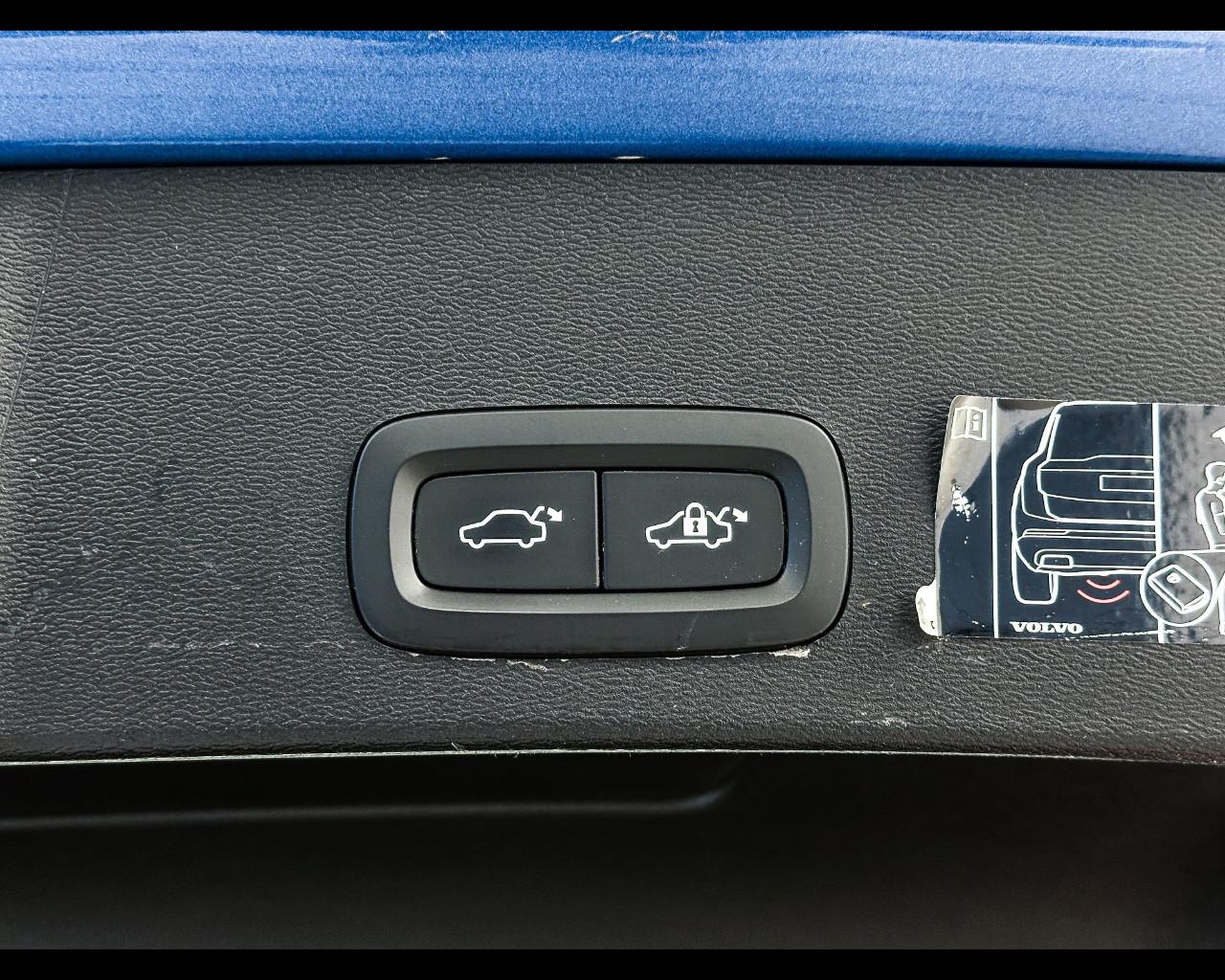 VOLVO XC40 (2017-->) - XC40 B5 AWD Geartronic R-design