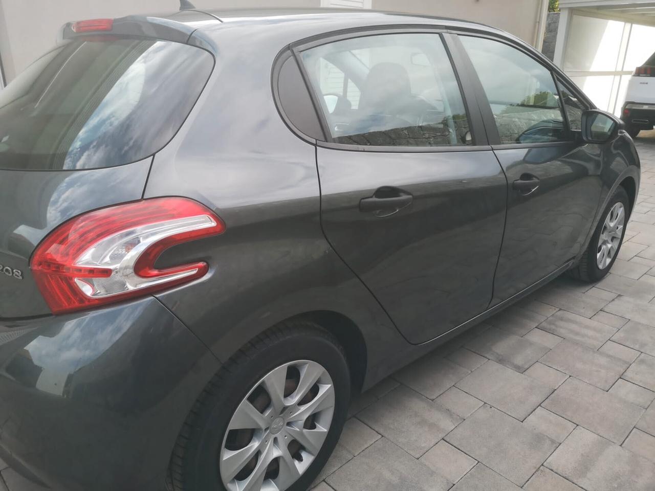 Peugeot 208 1.0 benzina 5 porte neopatentati