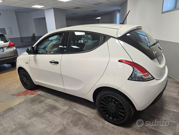 lancia ypsilon ecochic hybrid