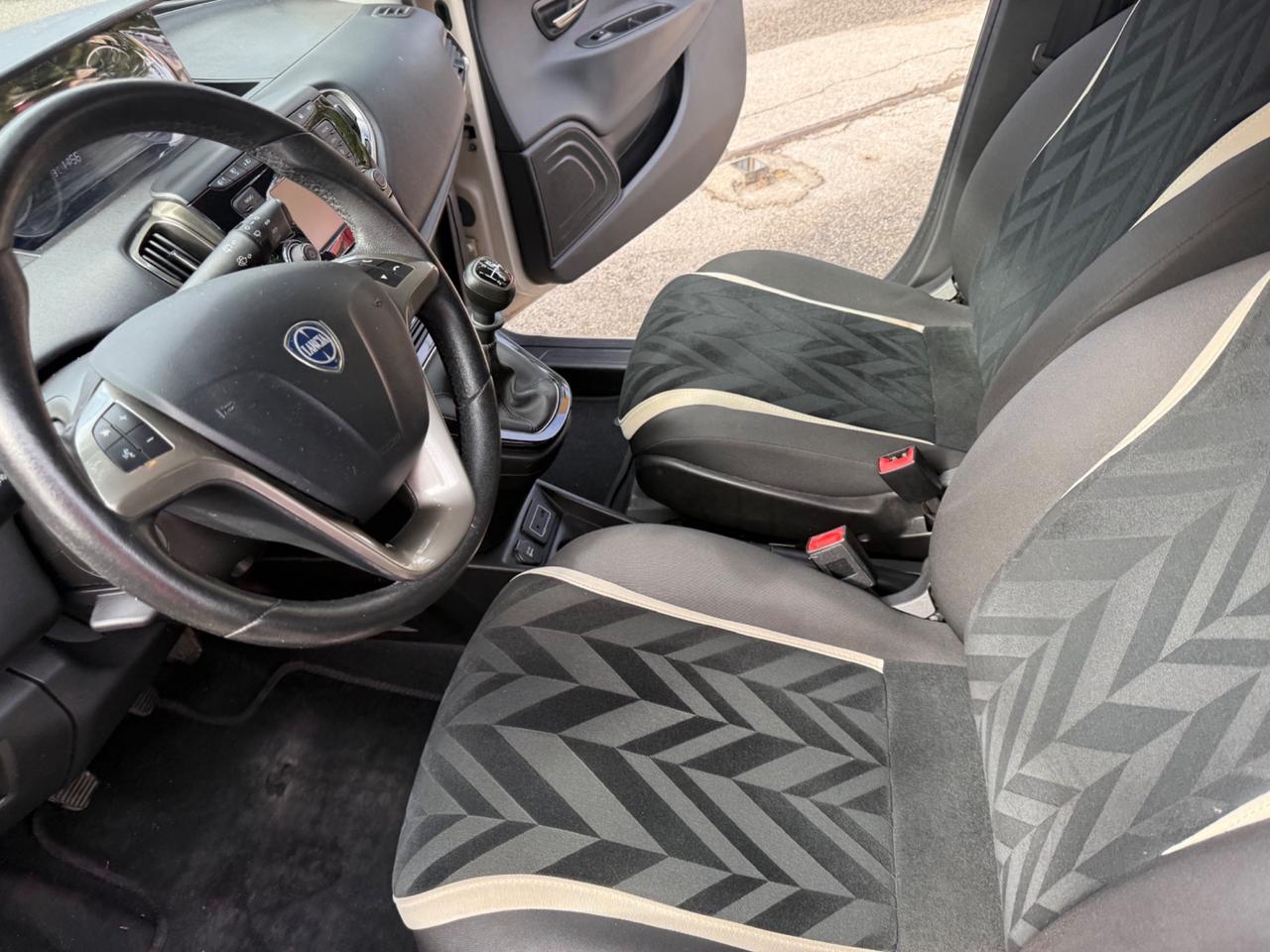 Lancia Ypsilon 1.2 69 CV 5 porte Unyca limited edition