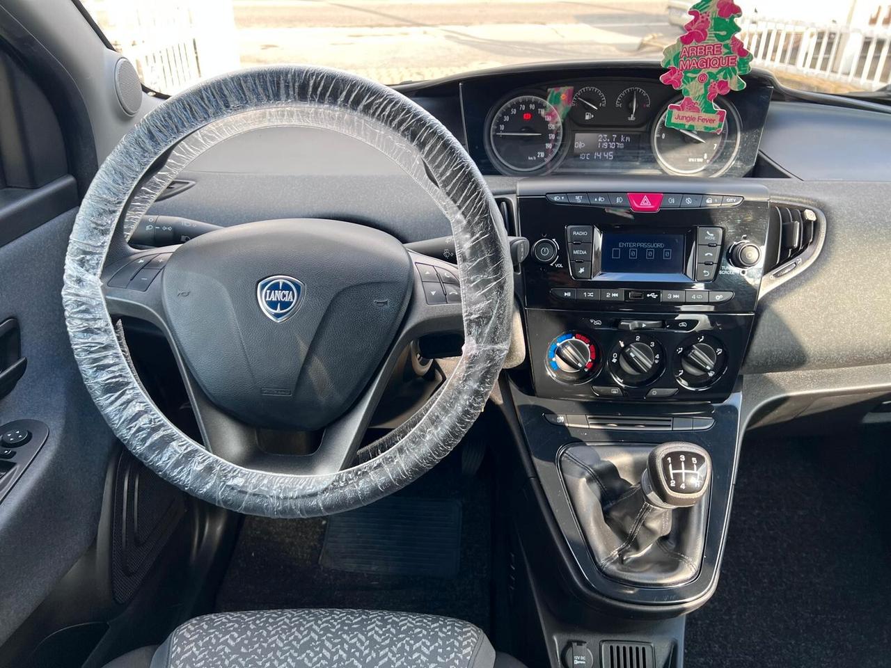 Lancia Ypsilon 1.2 69 CV 5 porte S&S Black and Noir