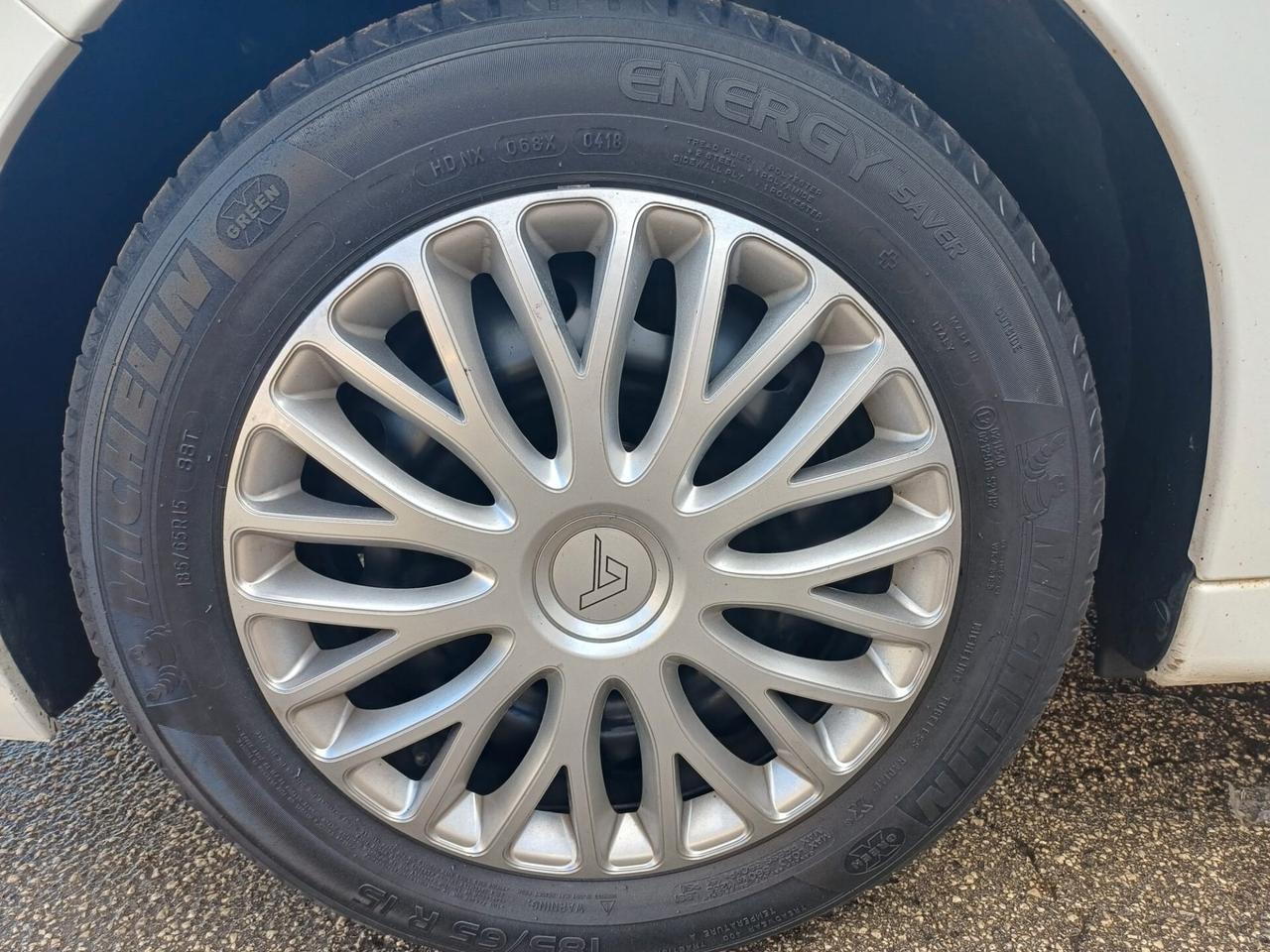 Peugeot 207 1.4 8V 5p POCHI KM - 2012