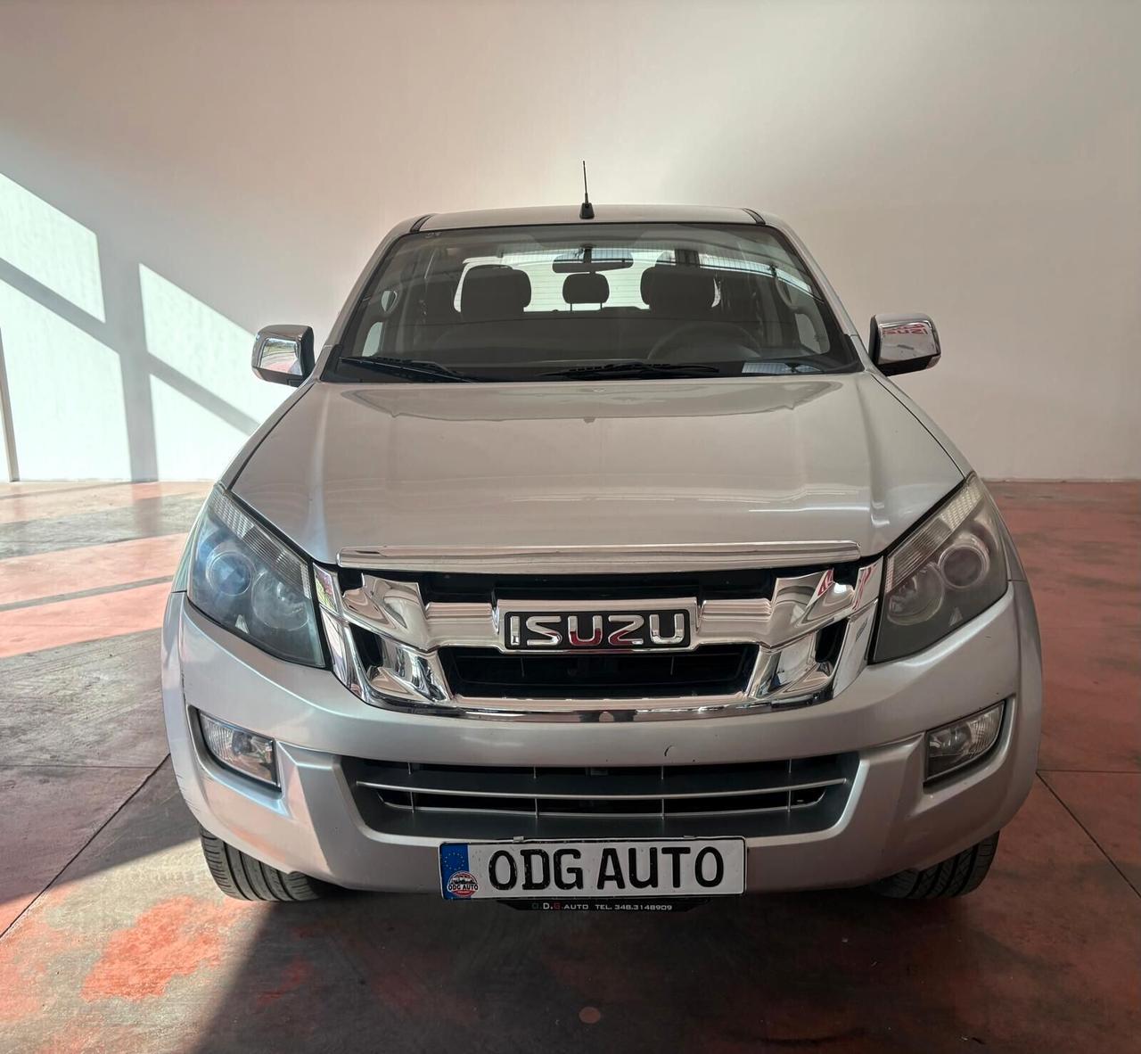 ISUZU PICK-UP -D-MAX DOPPIA CABINA 4X4 POSTI 5 GANCIO TRAINO Diesel 2.5 CV 163 Km 196.696 garanzia 12 mesi