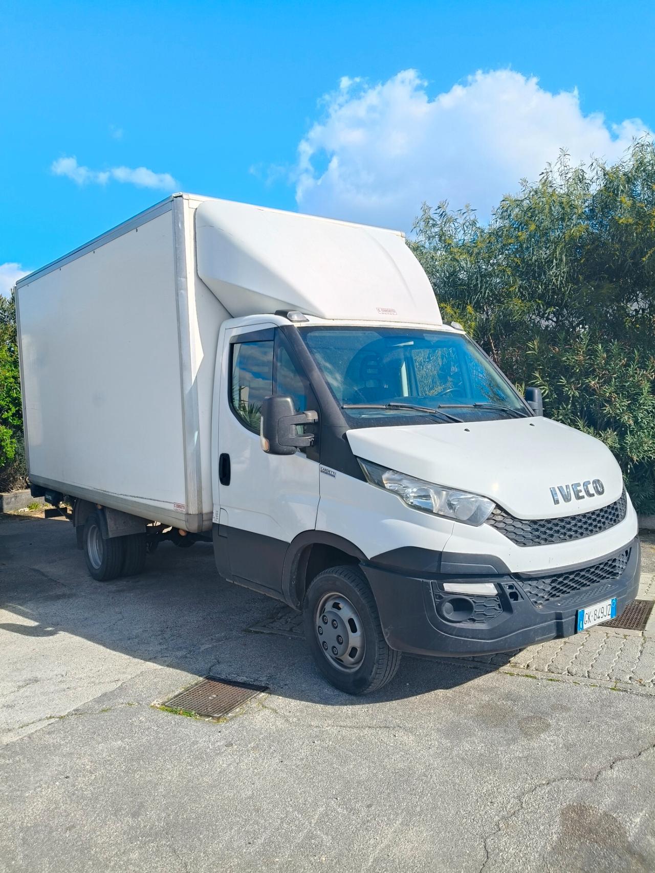 Iveco Daily con sponda caricatrice