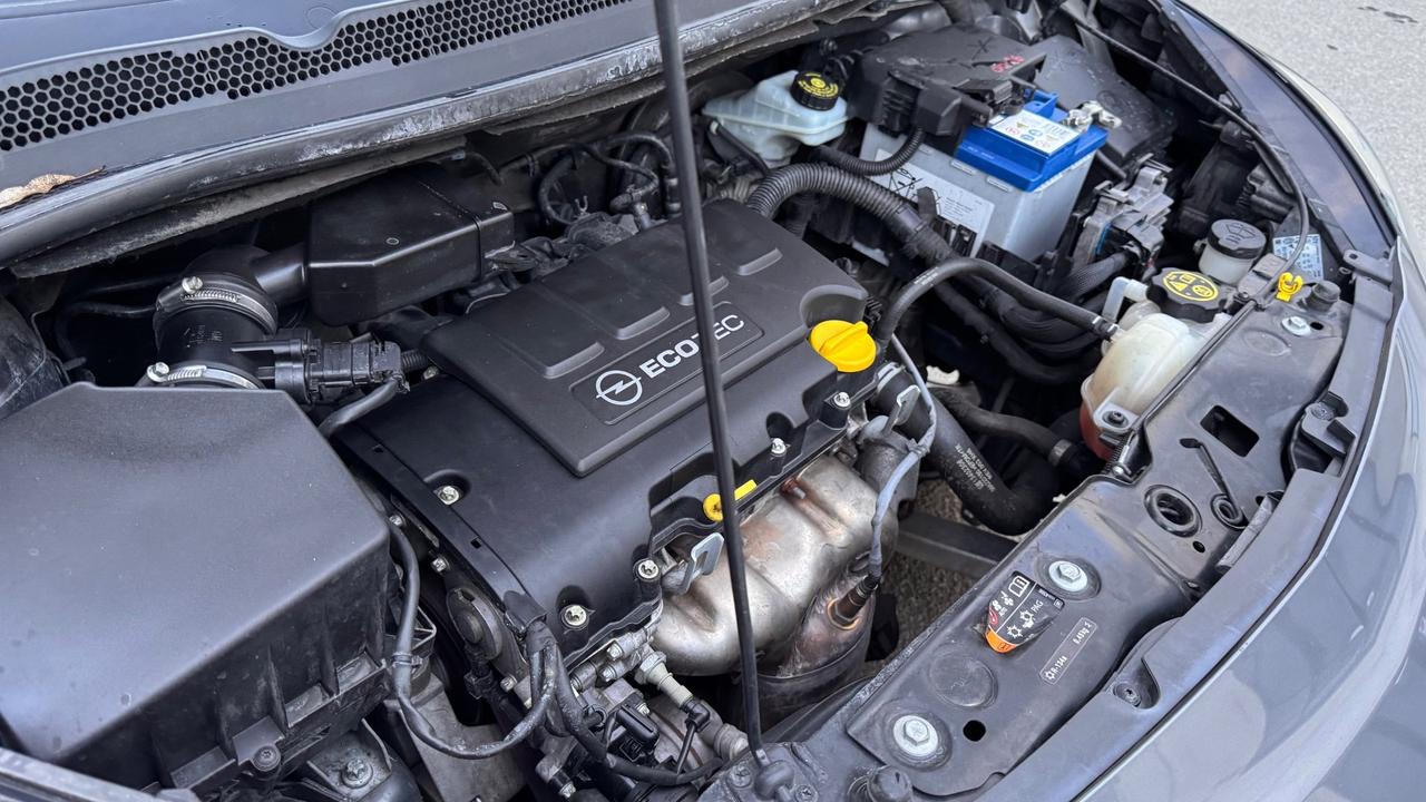 Opel Corsa 1.2 Coupé b-Color Unico prop