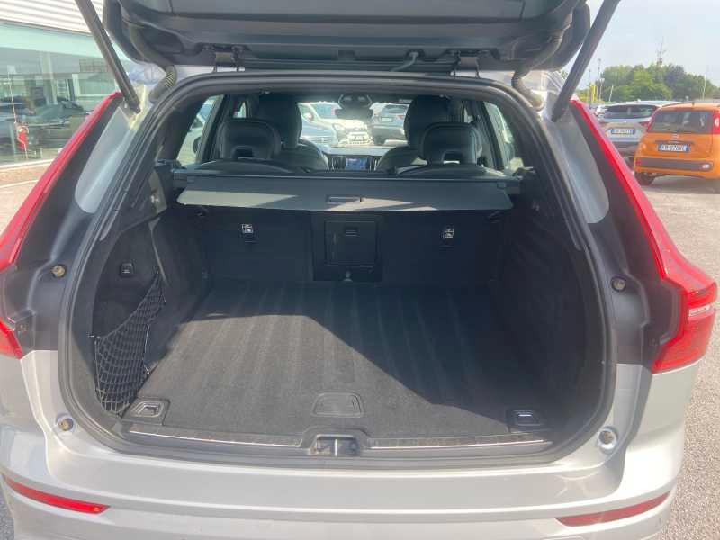 VOLVO XC60 2.0 b4 R-design AwD AuTo