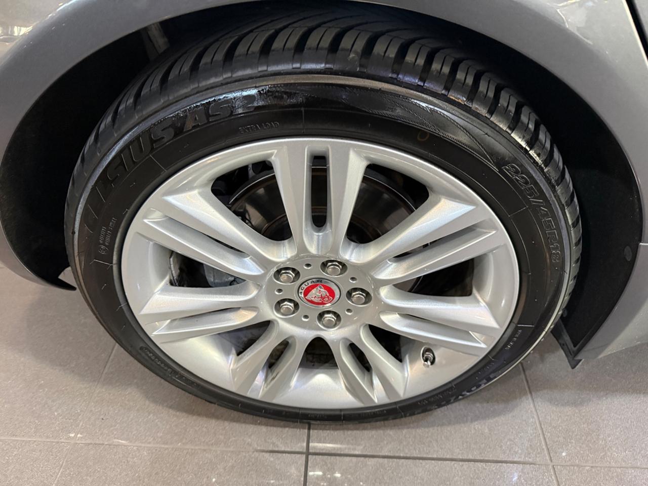 Jaguar XE 2.0 D Turbo 180CV aut. Pure Business Edition