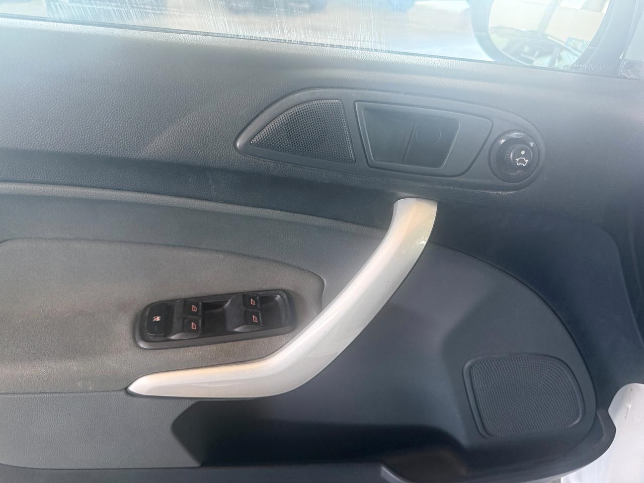 Ford Fiesta 1.4 TDCi 68CV 5 porte Titanium