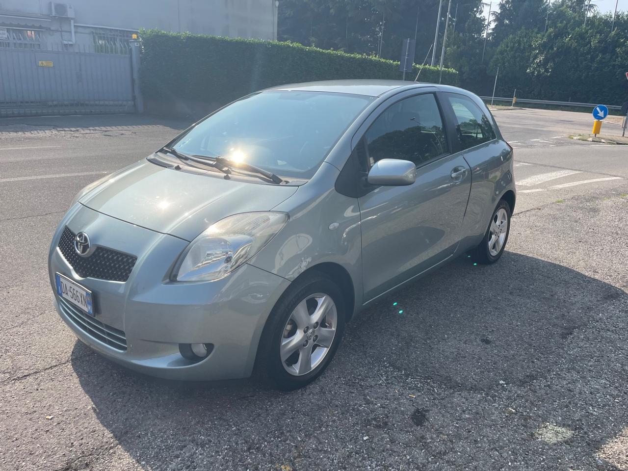 Toyota Yaris 1.3 3 porte/cambio è semiautomatico