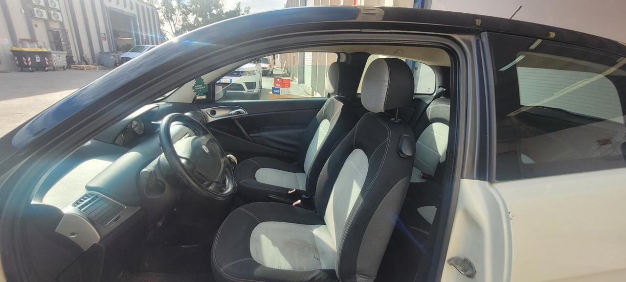 Lancia Ypsilon 1.2 Momo Design