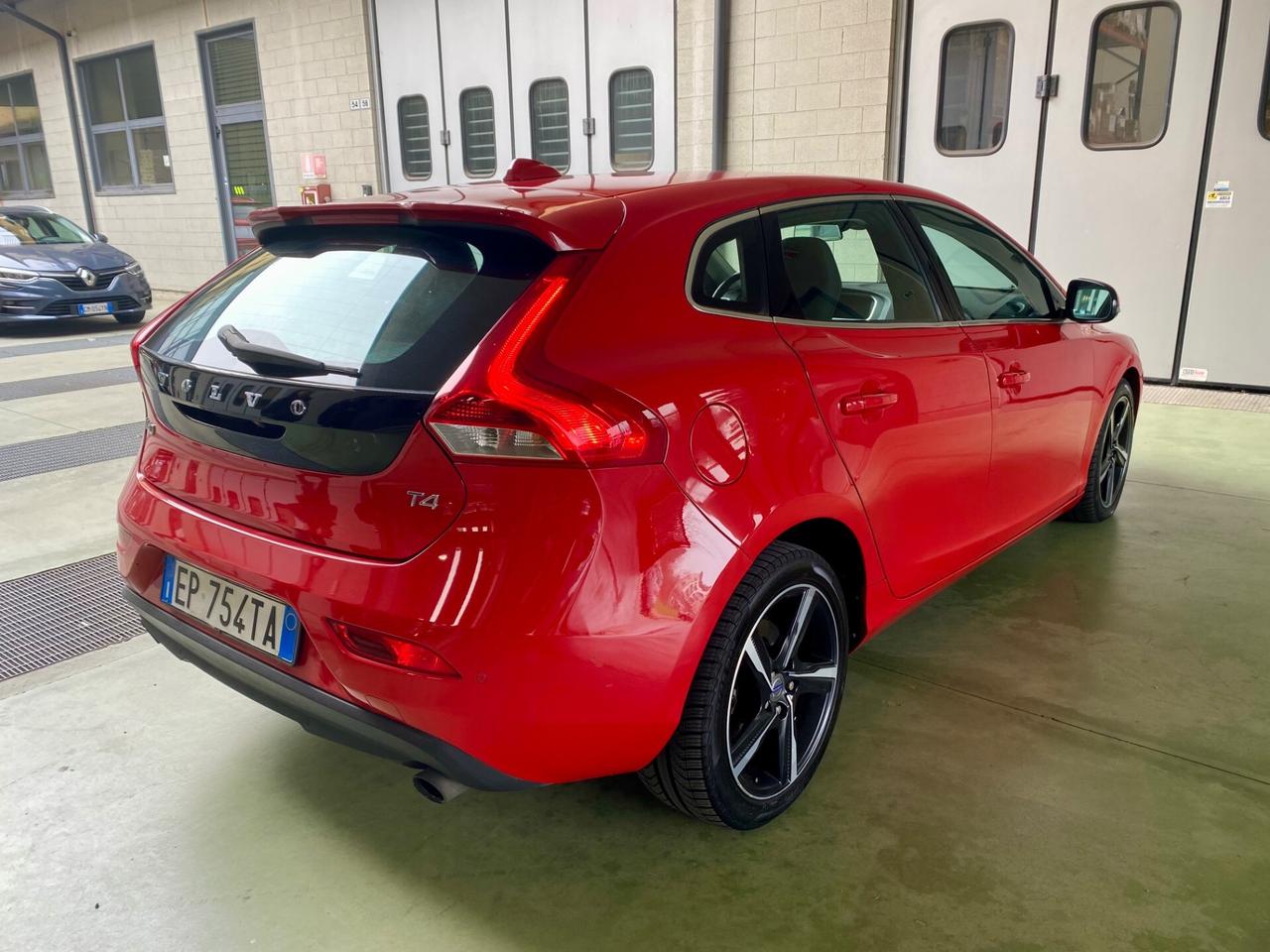 Volvo V40 T4 R-design Kinetic