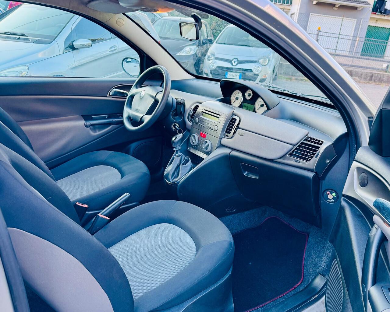 Lancia Ypsilon 1.2 16V Oro
