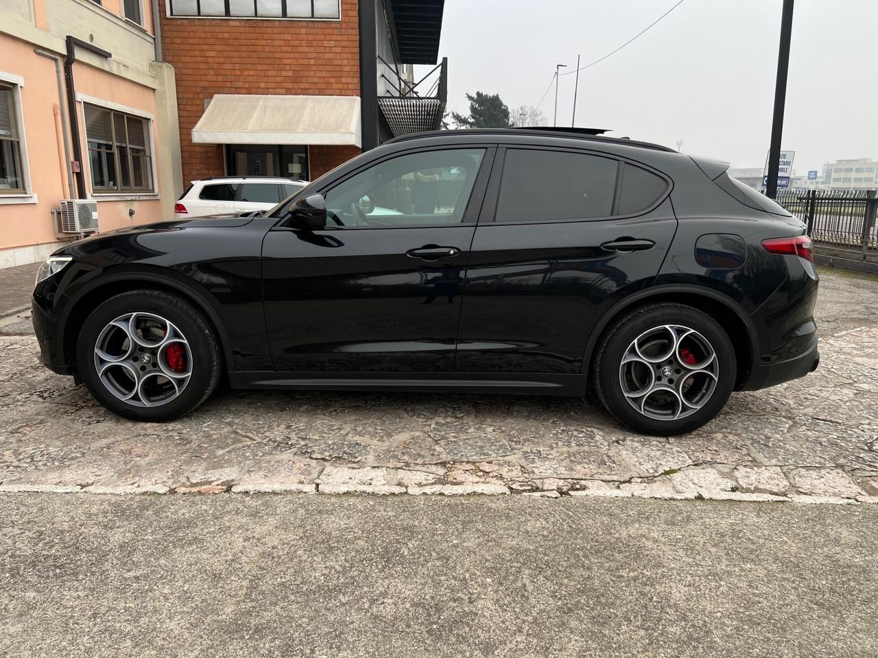 Alfa Romeo Stelvio 2.2 Turbodiesel 160 CV AT8 RWD Tetto Apribile, Pelle rossa Sport-Tech