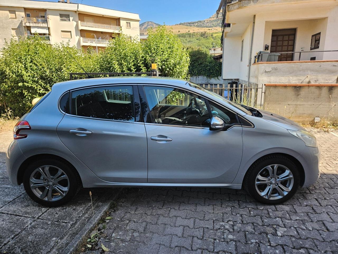 Peugeot 208 PureTech 82 5 porte Allure GPL