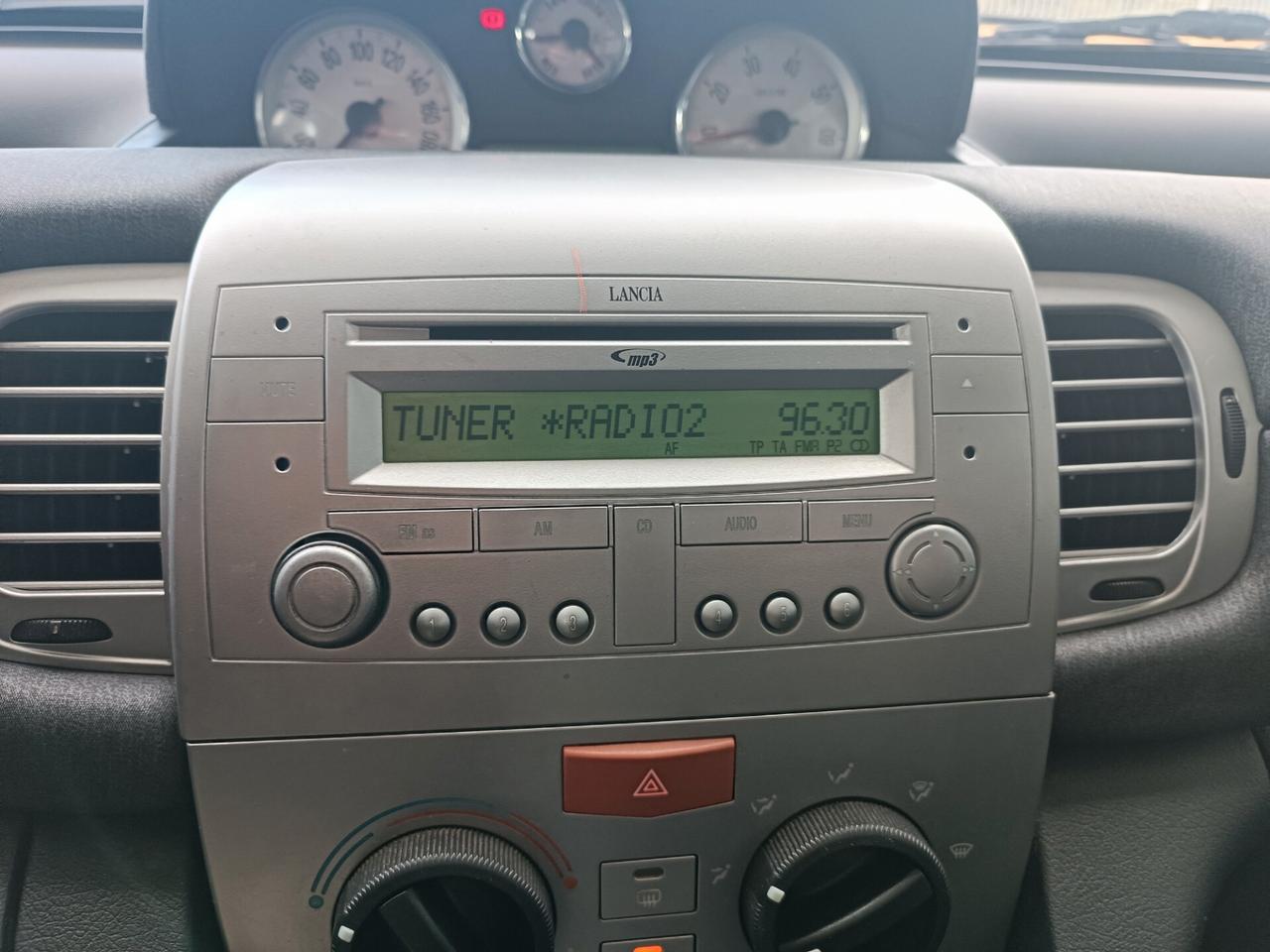 Lancia Ypsilon 1.3 MJT 75 CV Versus