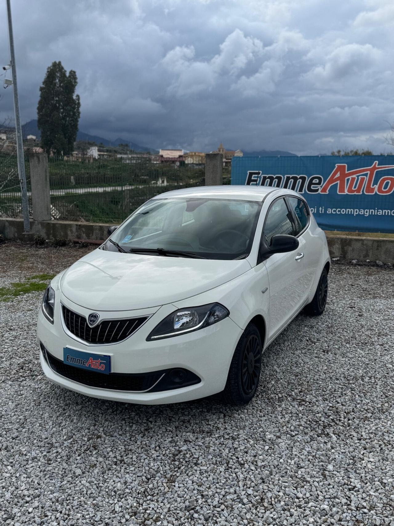 Lancia Ypsilon 1.0 FireFly 5 porte S&S Hybrid Ecochic Silver