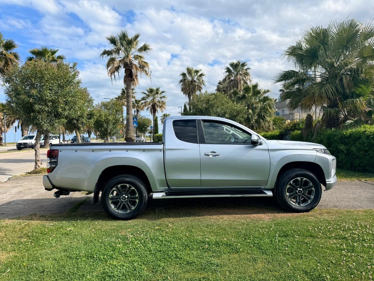 Mitsubishi L200 Double Cab L200 d.cab 2.3d 4wd 150cv