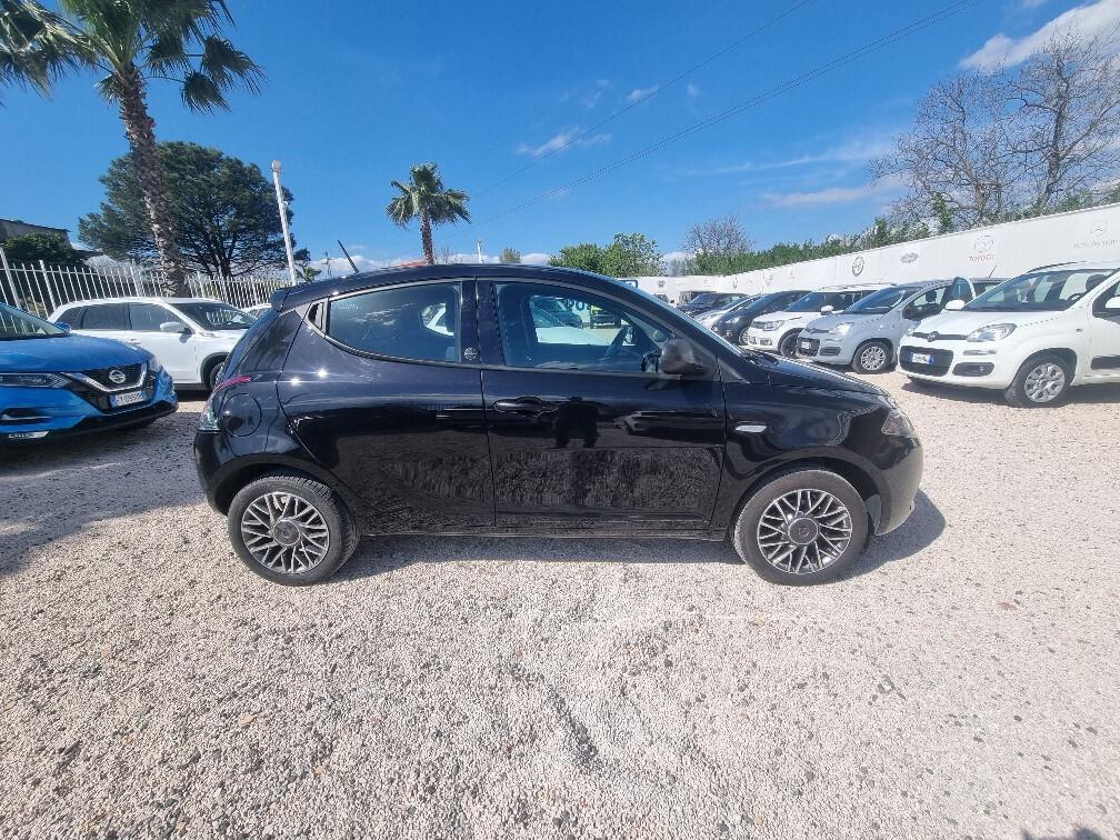 Lancia Ypsilon 1.0 FireFly 5 porte S&S Hybrid Ecochic Gold