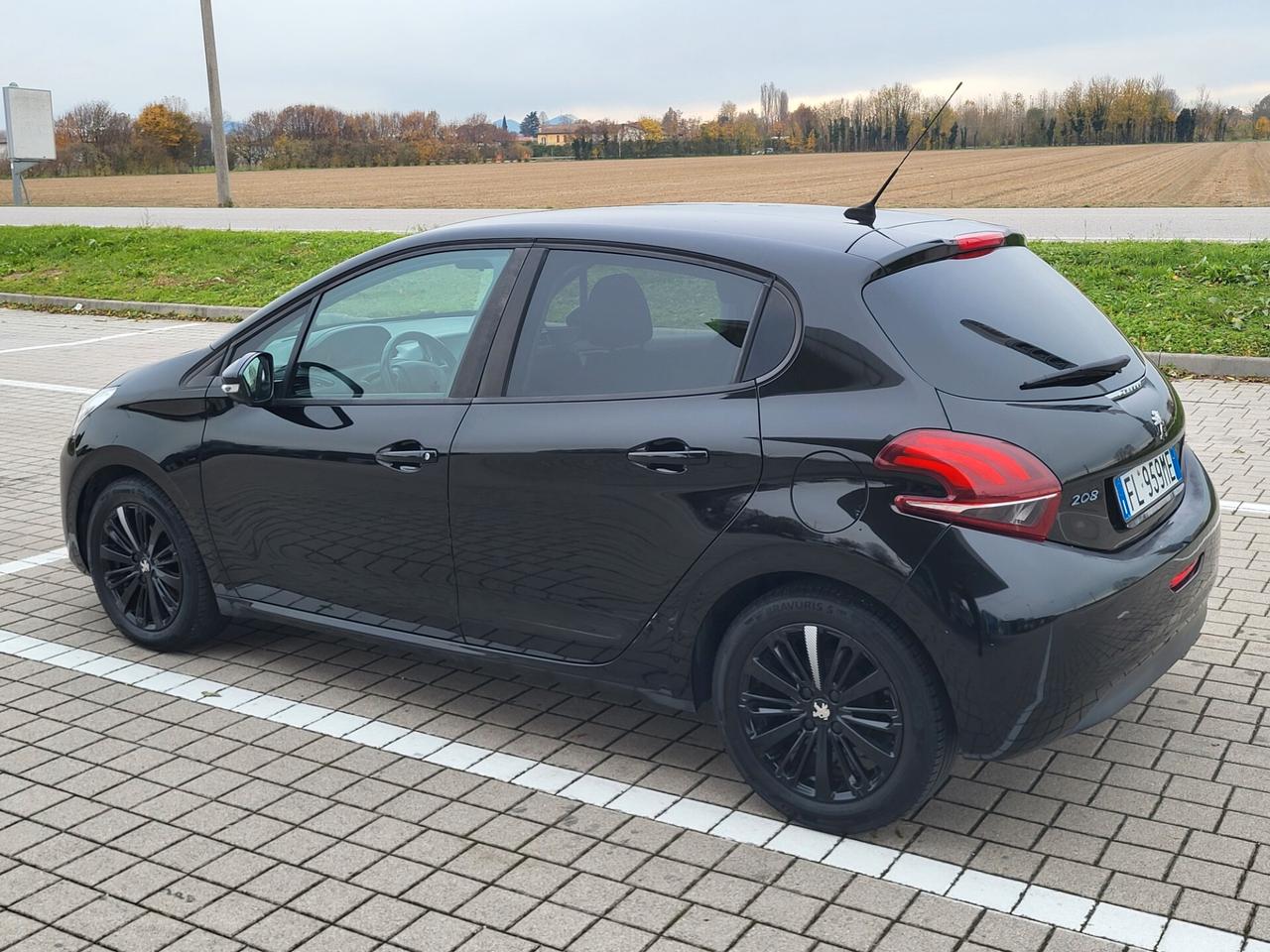 Peugeot 208 BlueHDi 75 5 porte Black Line