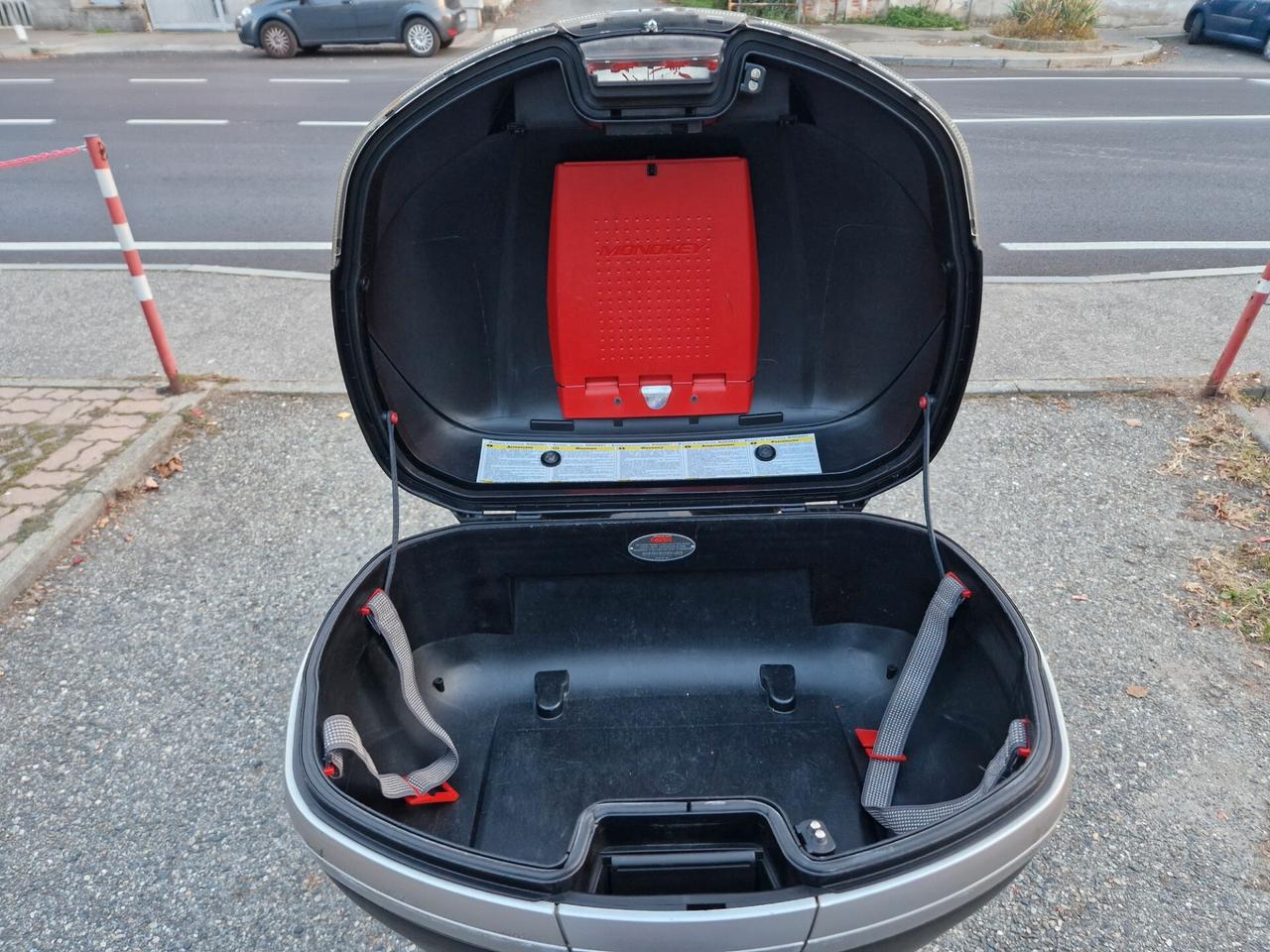 Piaggio MP3 due ruote anteriori, bauletto parabrezza