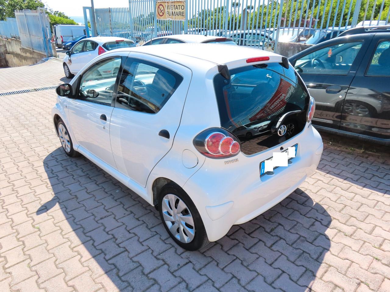 Toyota Aygo 1.0 BENZINA 5 porte NOW FULL 2012