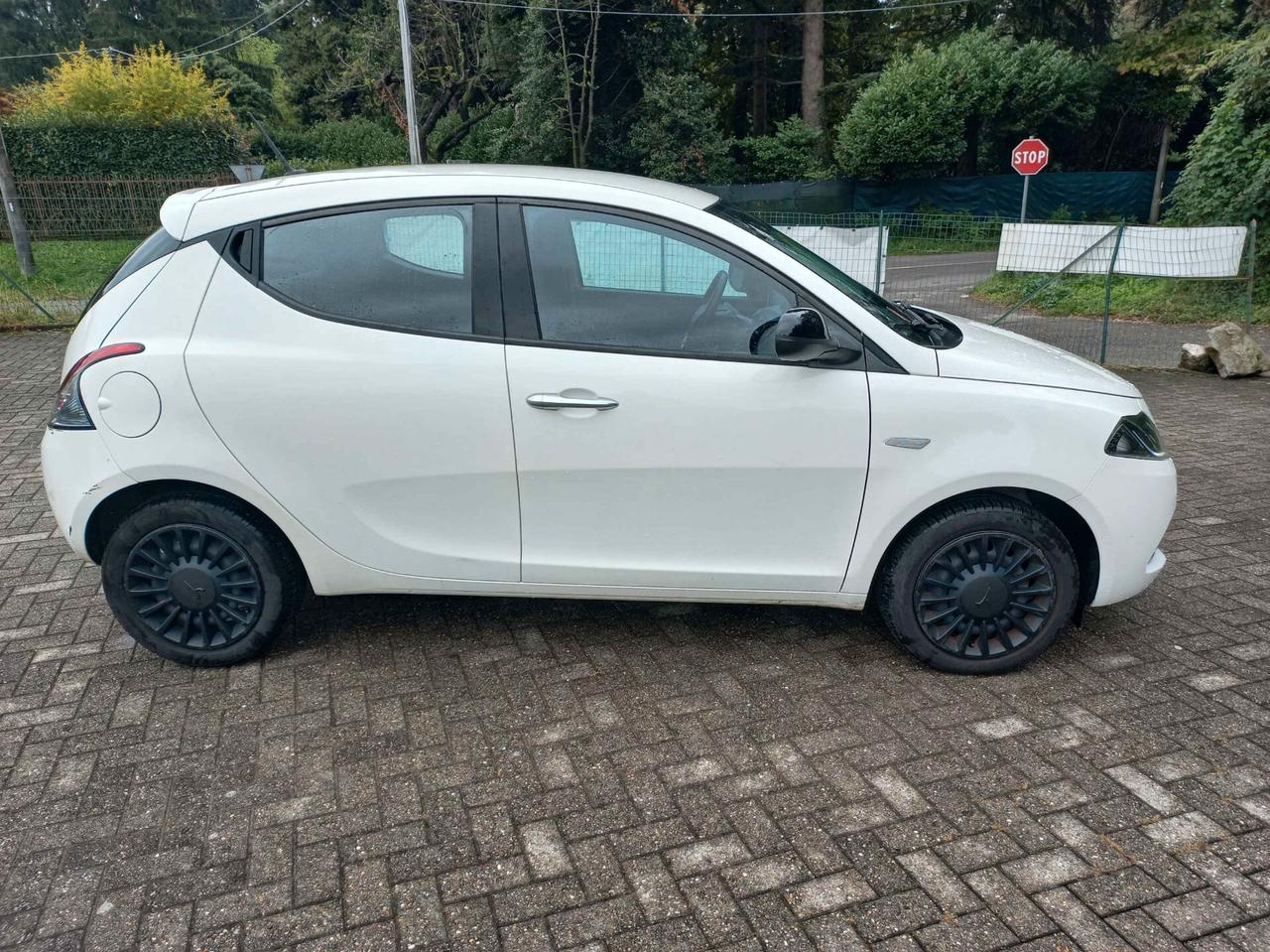 Lancia Ypsilon 1.0 FireFly 5 porte S&S Hybrid Ecochic Silver