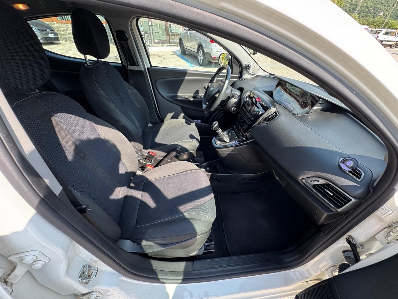 Lancia Ypsilon 1.3 MJT 16V 95 CV 5 porte S&S MOMO DESIGNE