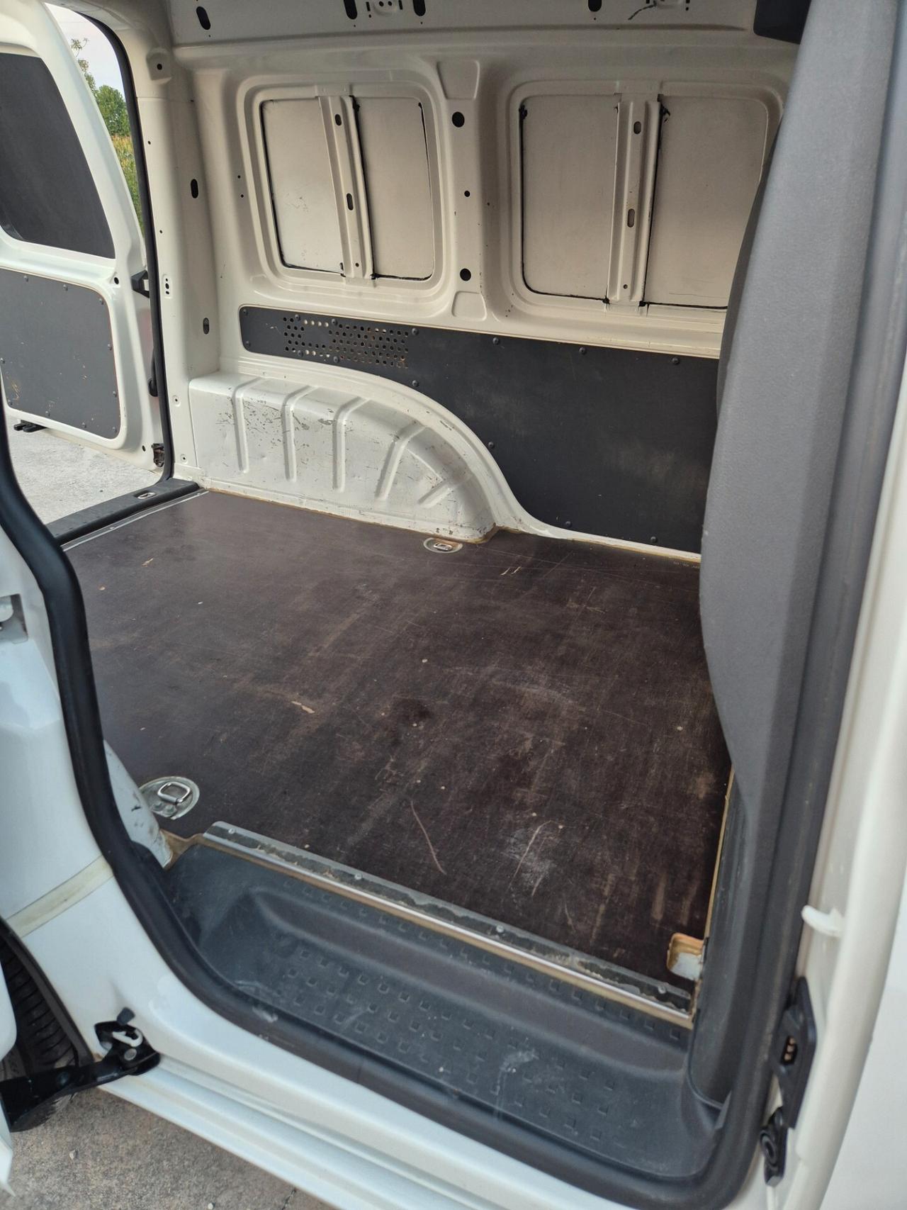Volkswagen Caddy 1.6 TDI 102 CV neopatentati