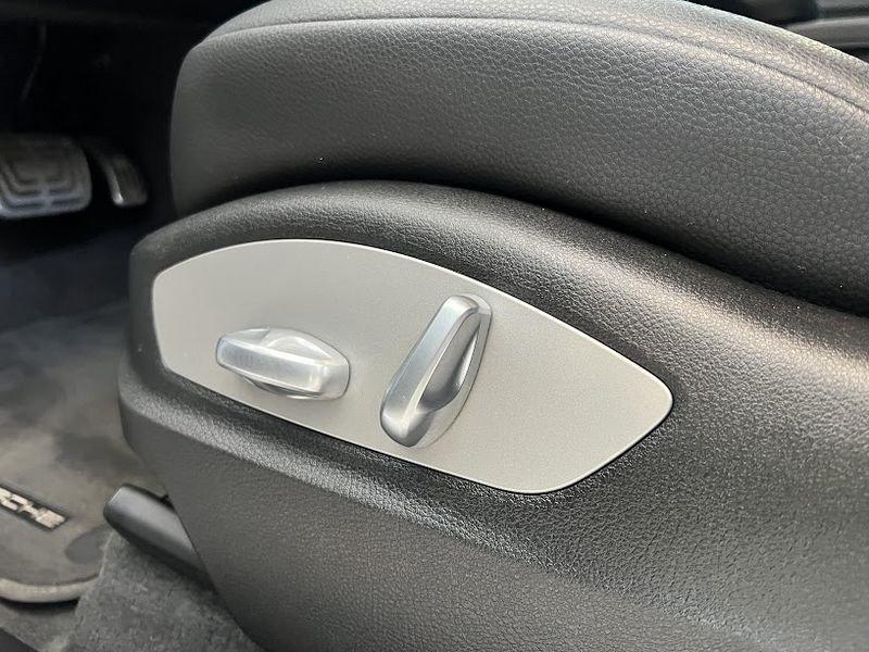Porsche Macan -