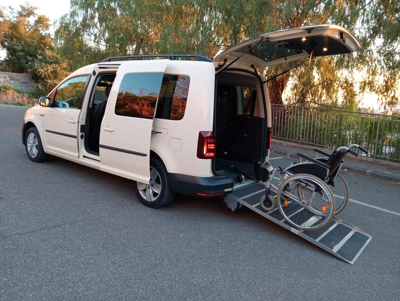 Volkswagen Caddy Pianale ribassato con rampa disabili in carrozzina