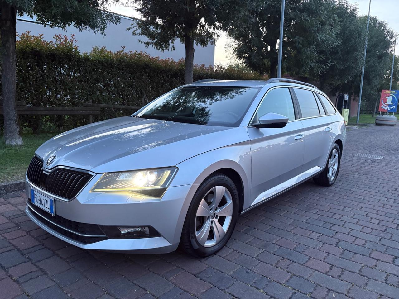 Skoda Superb 2.0 TDI DSG Wagon Style