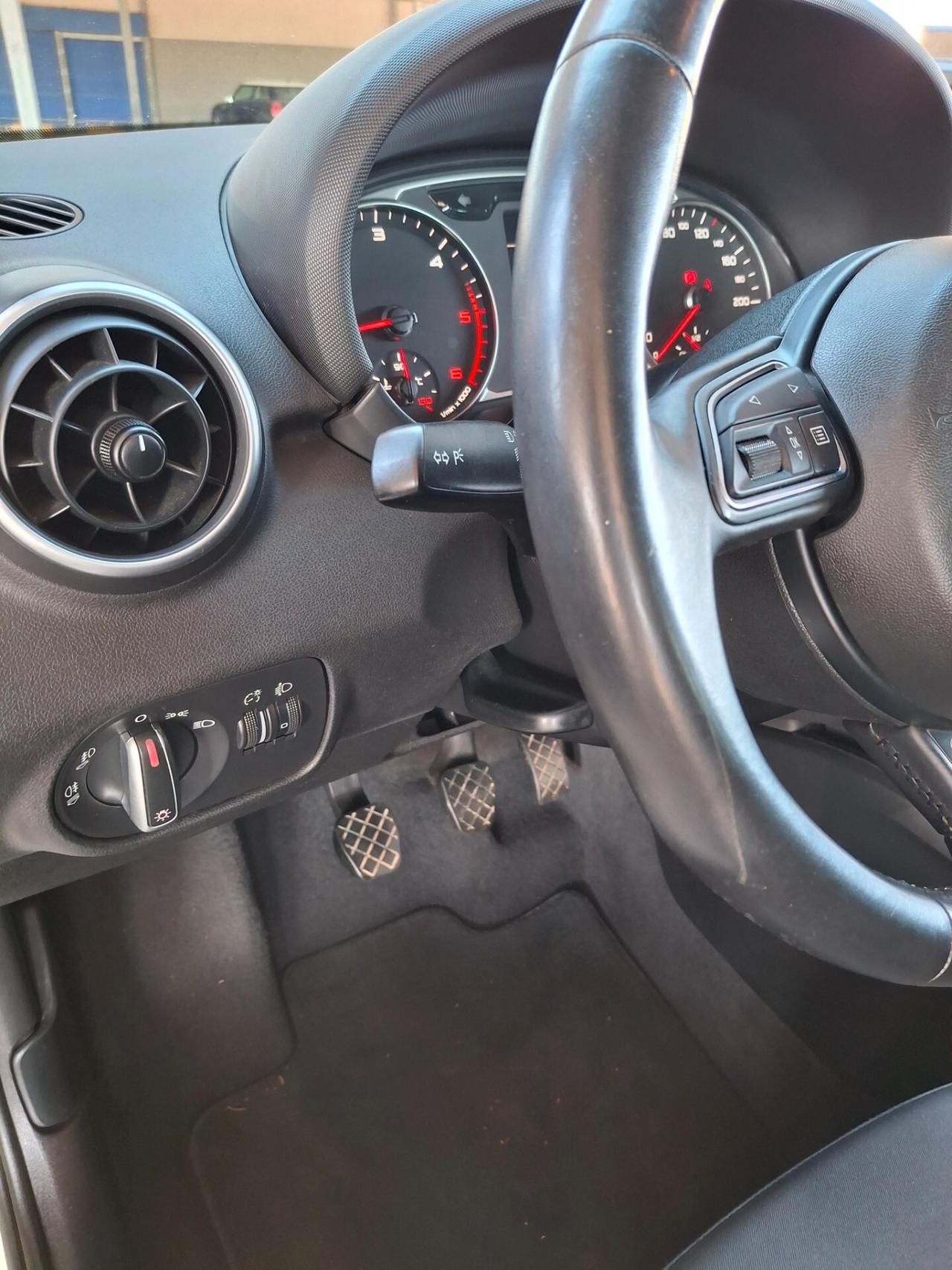 Audi A1 1.6 TDI Attraction-DIESEL-