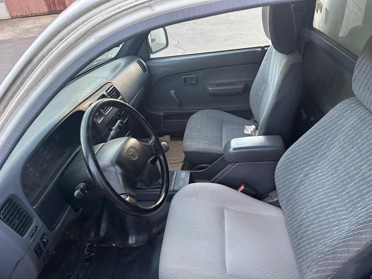 Toyota Hilux 2.5 D-4D 2WD 2p. Cabinato