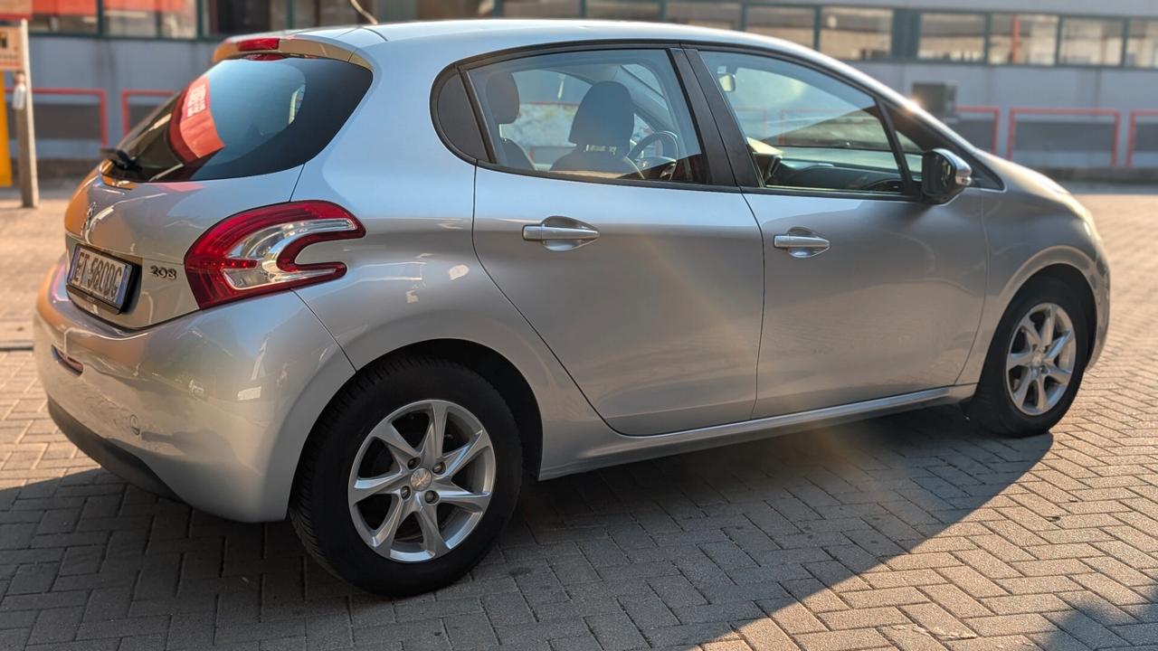 Peugeot 208 1.4 HDi 68 CV 5 porte Allure