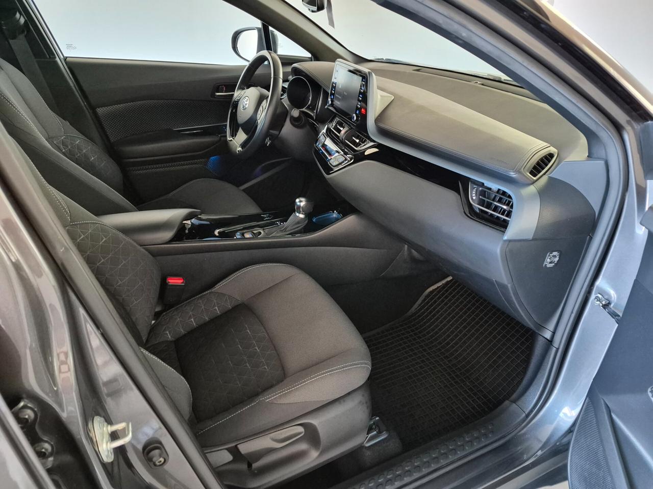 2.0 E-CVT HYBRID LED C.18" RETROCAM. V.PRIVACY CLIMA AUTO.
