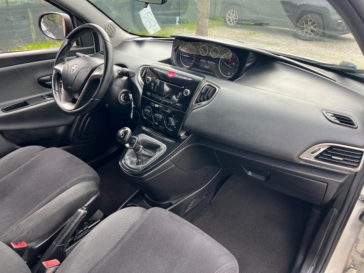 LANCIA - Ypsilon - 1.2 69 CV 5 porte Silver