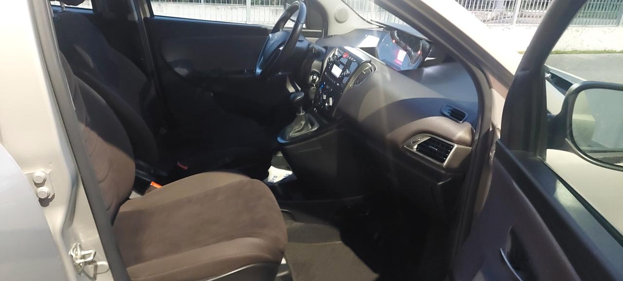 Lancia Ypsilon 0.9 TwinAir 85 CV.. Automatica..NEOPATENTATI