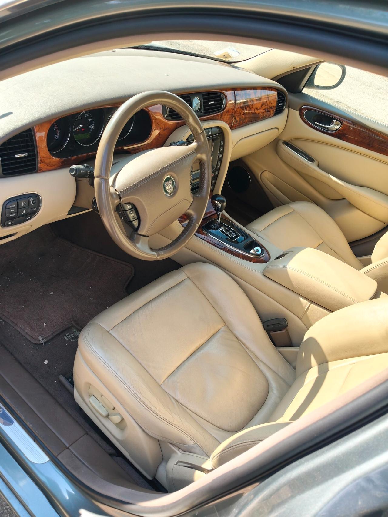 Jaguar XJ 2.7 D V6 cat Executive