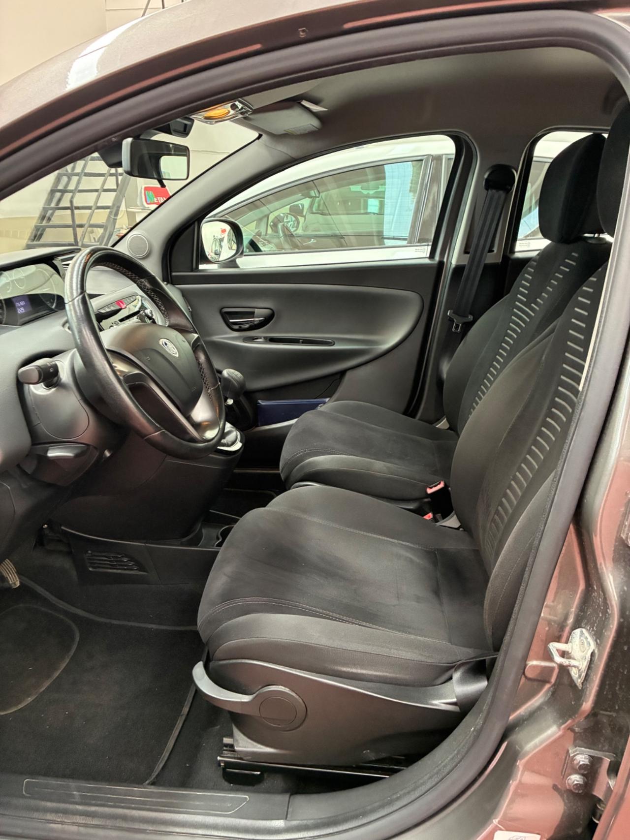 Lancia Ypsilon 1.2 69 CV 5 porte S&S Silver