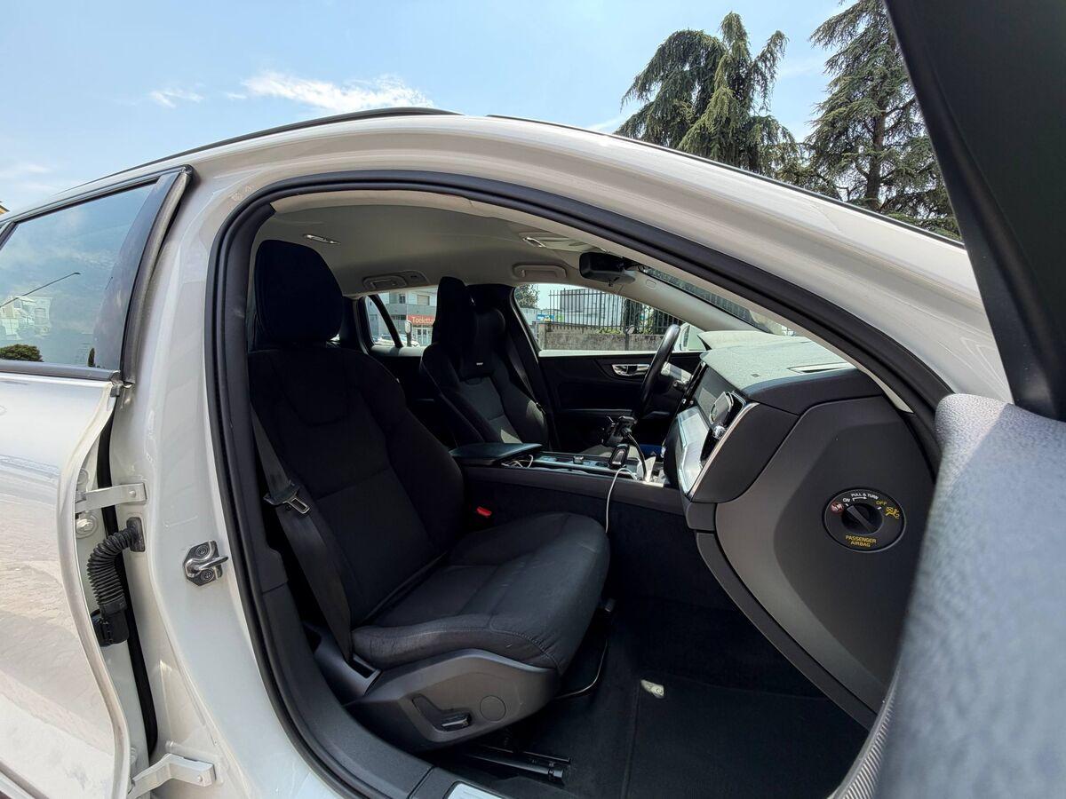 Volvo V60 2.0 b3 Momentum Business auto 8m my21