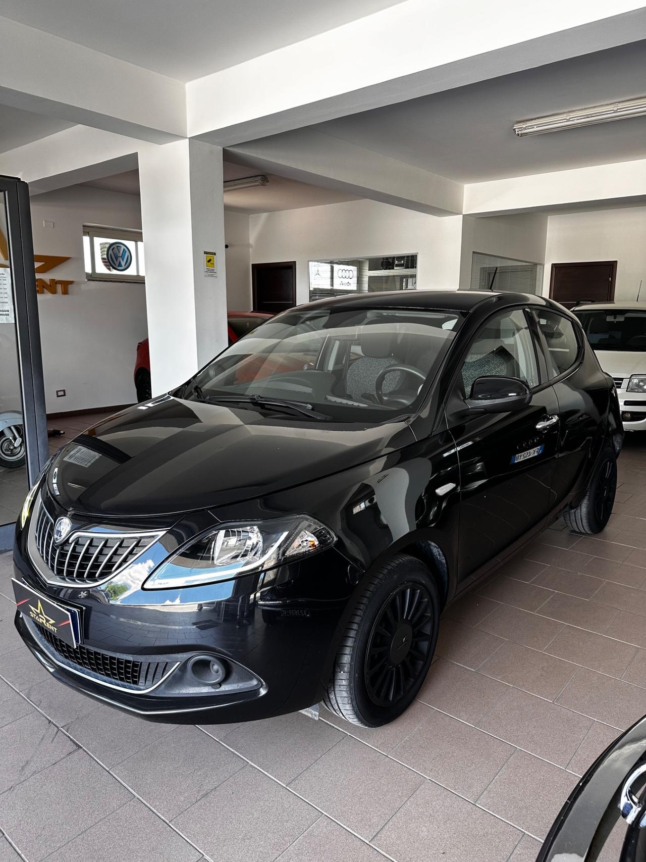 Lancia Ypsilon 1.0 FireFly 5 porte S&S Hybrid Silver