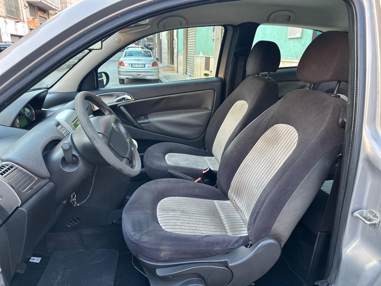 Lancia Ypsilon 1.3 MJT 75 CV ok neopatentati