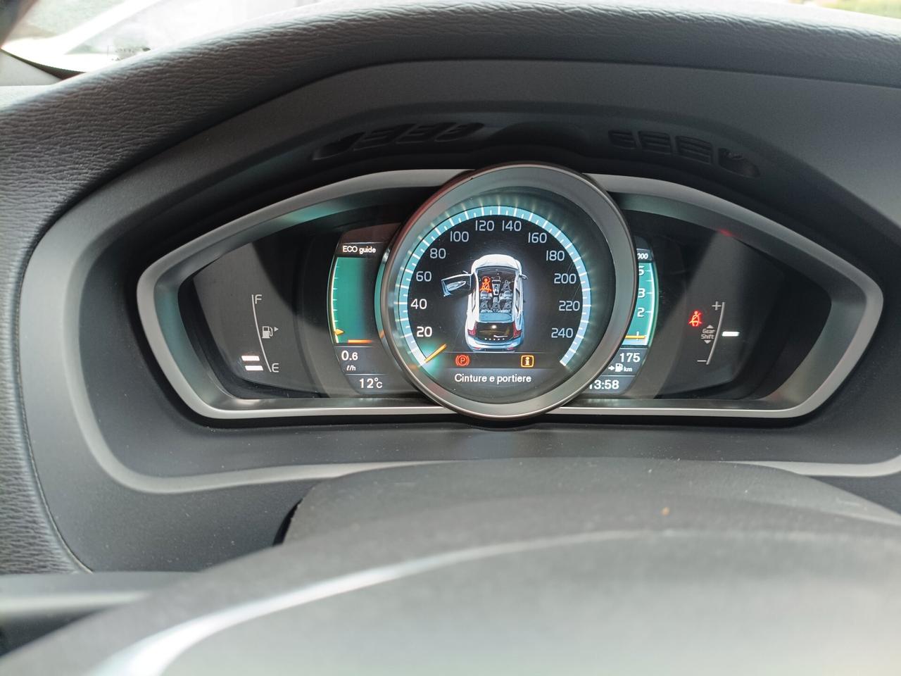 Volvo V40 D2 R-design Momentum