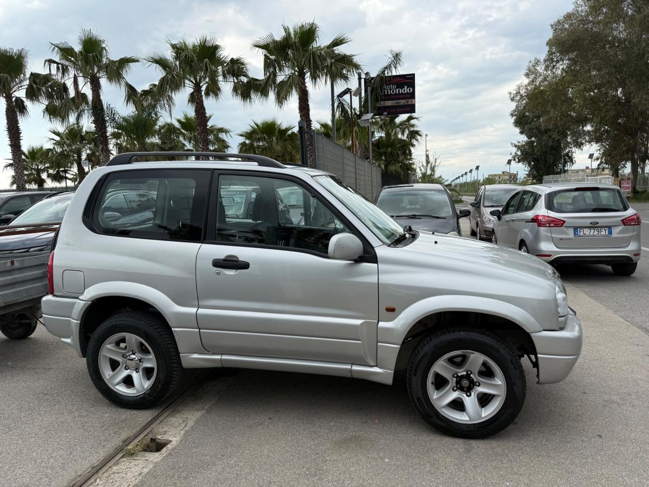 Suzuki Grand Vitara con carrello autocarro GPL
